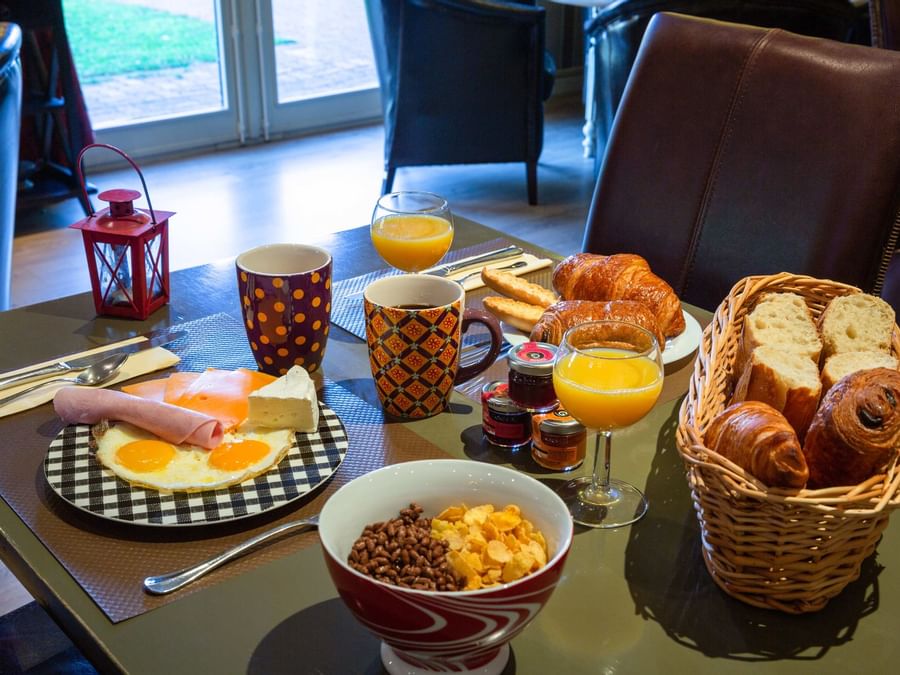 A warm breakfast served at Le Cottage Hotel