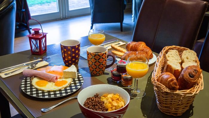 A warm breakfast served at Le Cottage Hotel
