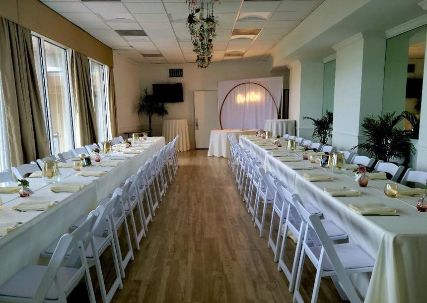 Long dining tables in Sunset Ballroom, Thunderbird Beach Resort