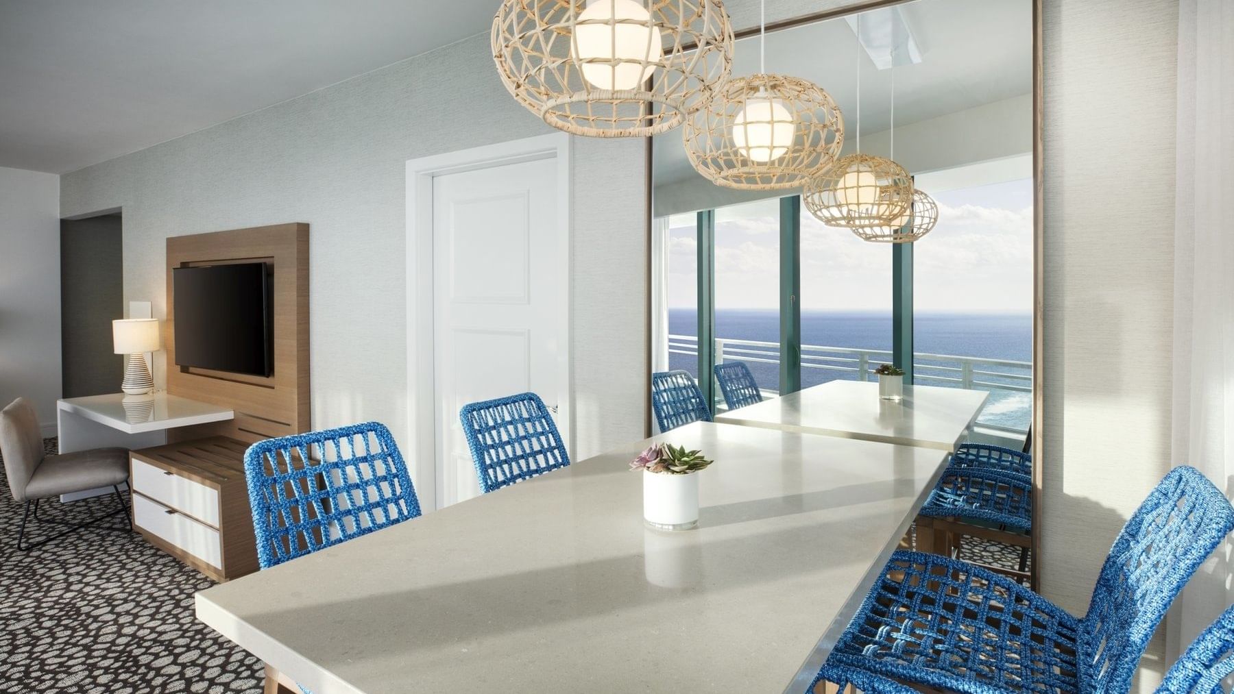 corner-suite-dining