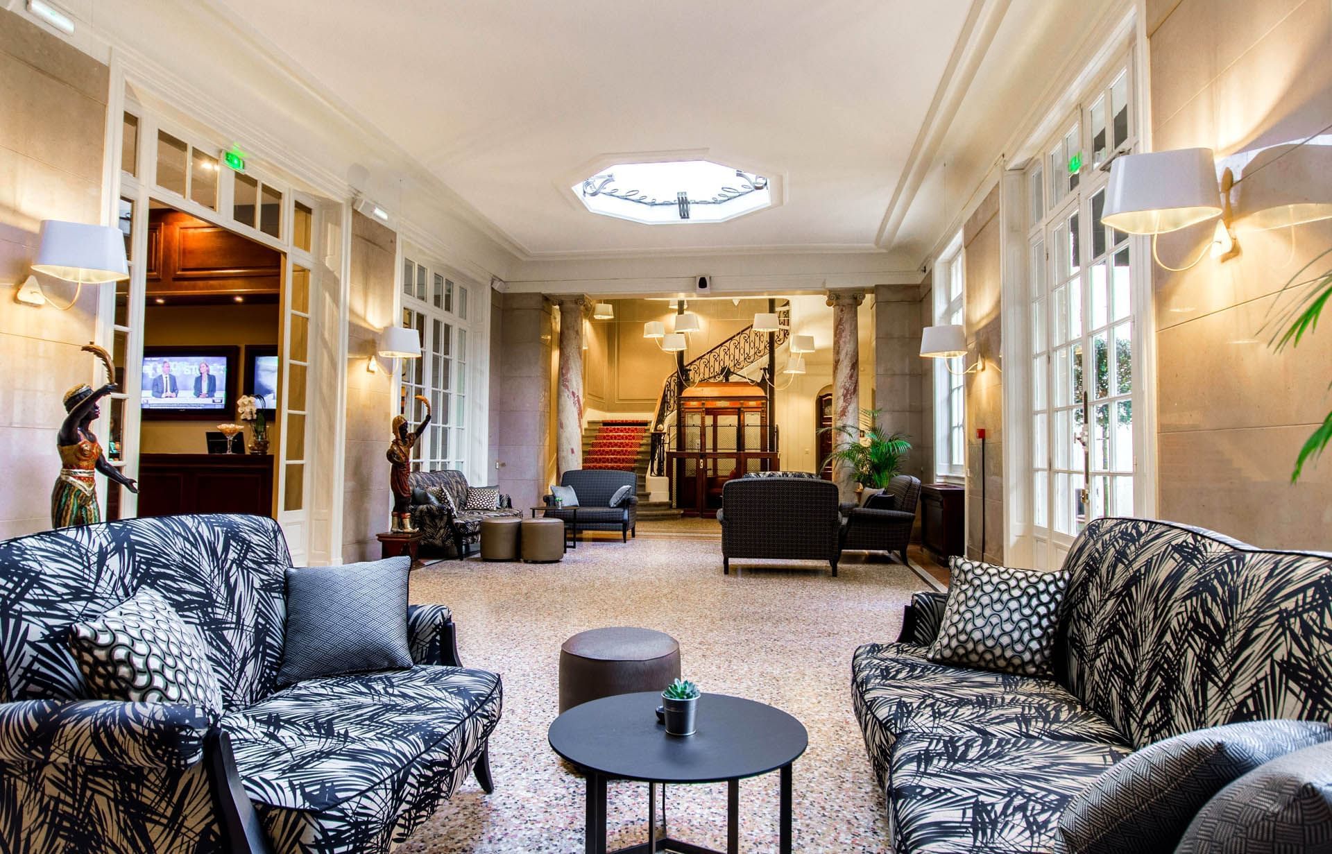 Hall avec canapés à l'Oceania Le Métropole Montpellier