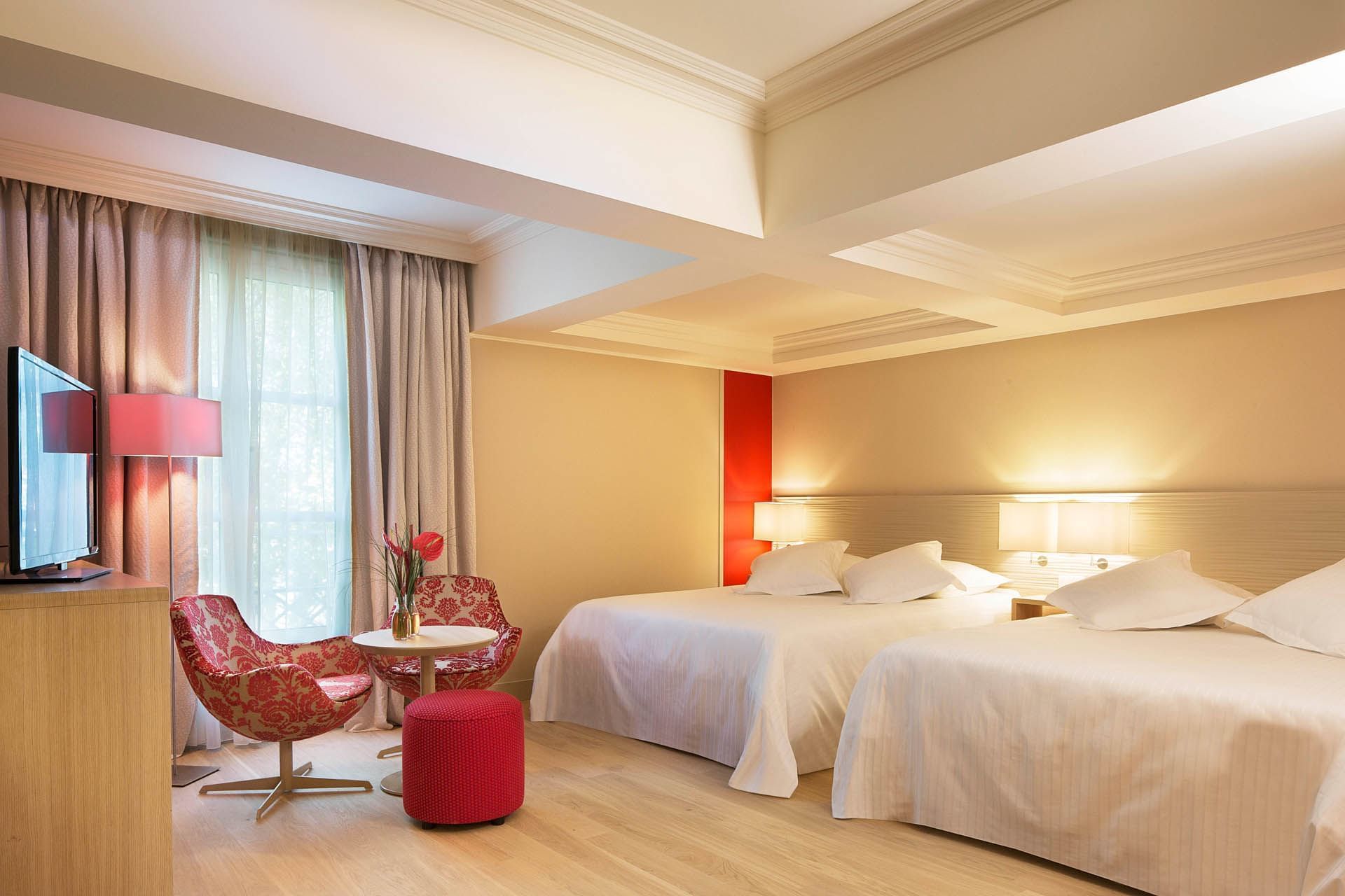 Lits confortables dans une Suite Junior à l'Oceania L'Univers Tours