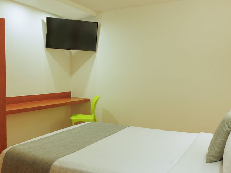 Cama y tv con área de trabajo en Superior Queen en One Hotels