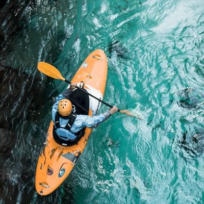 Tourinst kayaking on the stream near Falkensteiner Hotels