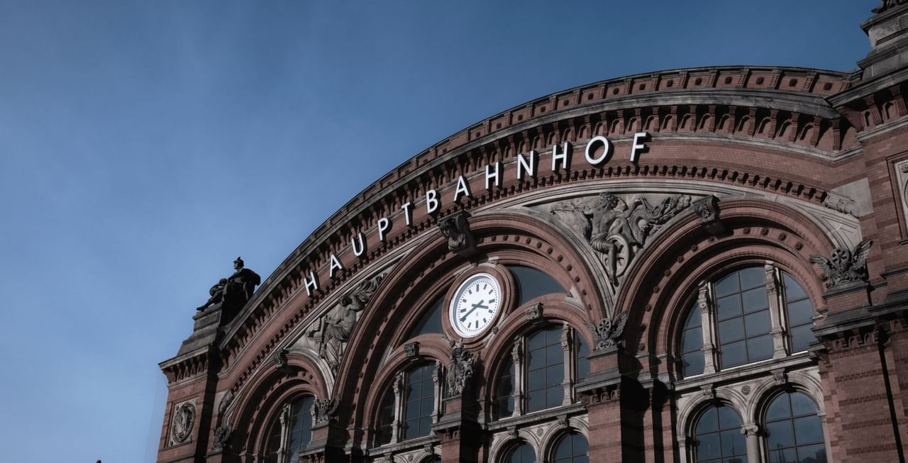 Blick auf die Uhr am Berliner Hauptbahnhof in der Nähe der Flemings Hotels