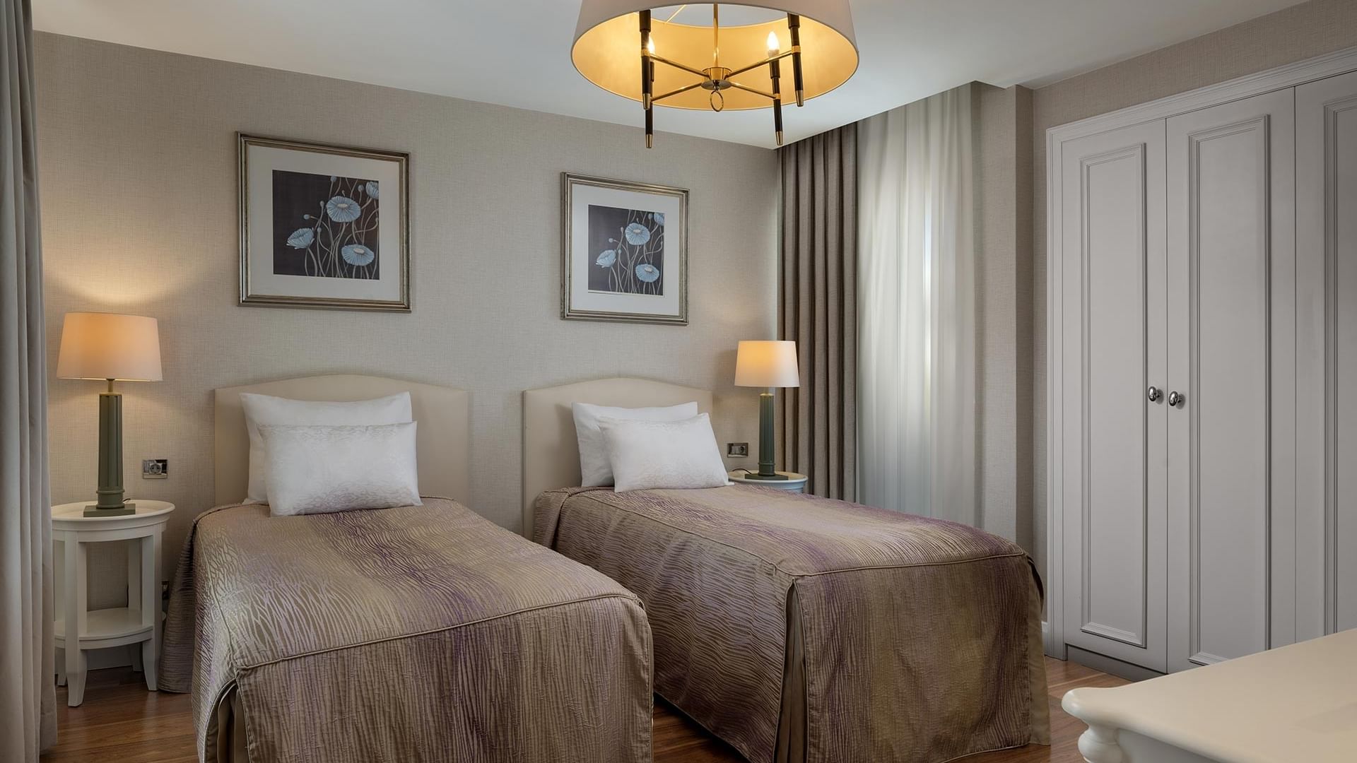 Две кровати в комнате Exclusive Pool Villa в Titanic Deluxe Golf Belek в Анталии.