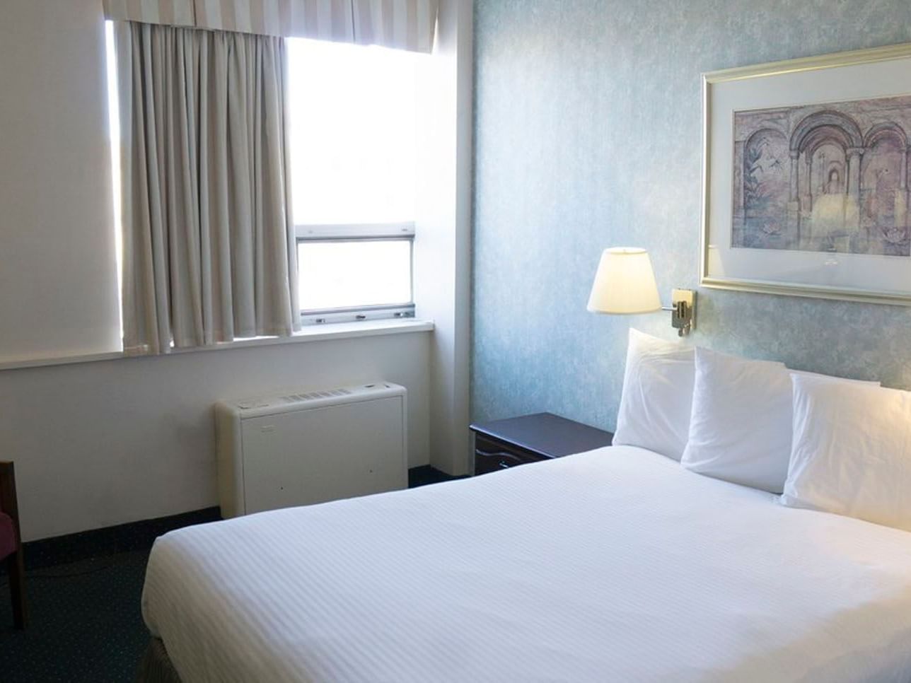 Bed view of Deluxe Non-smoking 1 Queen at The Marlborough Hotel