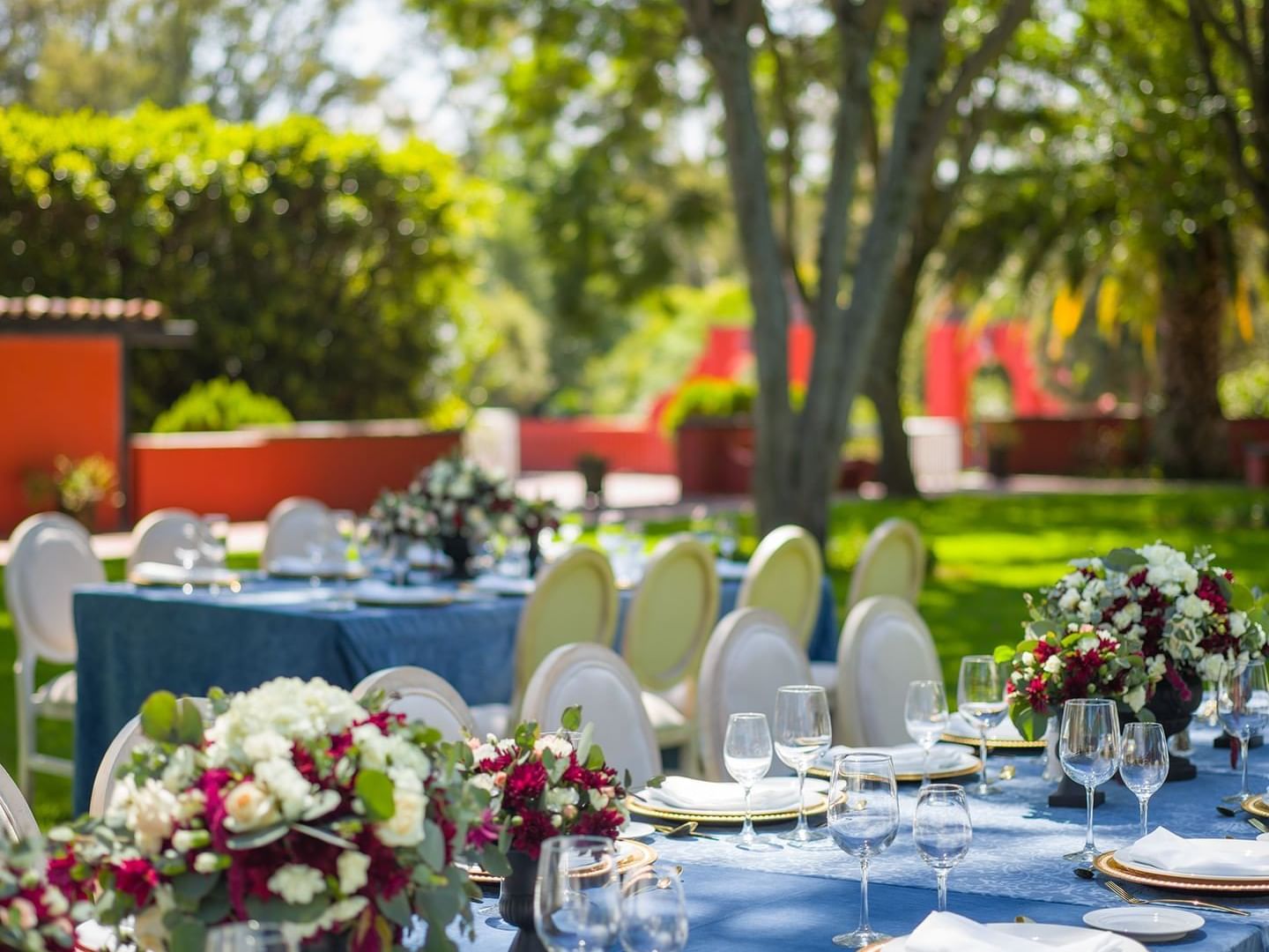 Floral table arranged at Rosales Garden in La Colección Resorts
