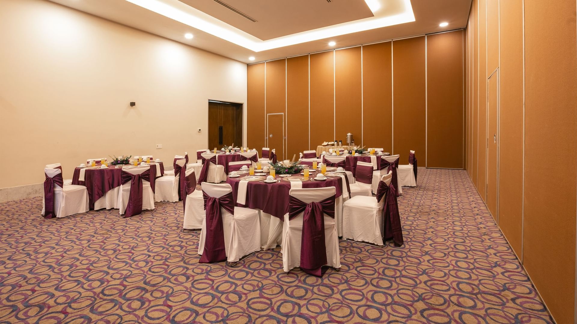 Sala de eventos Clemente Orozco en Camino Real Guadalajara, Zapopan con mesas y sillas decoradas.
