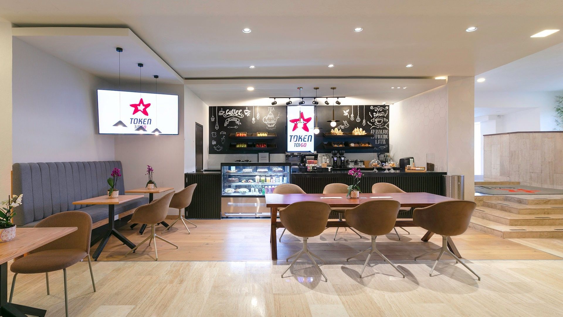 Vista interior del café con áreas de asientos y mostrador de servicio en Camino Real Aeropuerto México