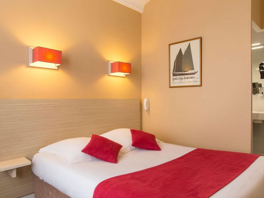 Comfort Double bedroom with a king bed at The Originals Hotels