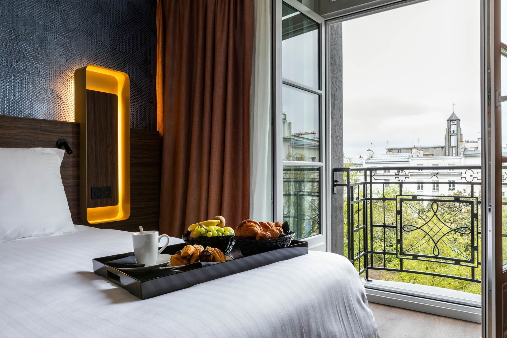 Petit-déjeuner servi sur le lit dans une chambre à l'Oceania Le Conti Brest
