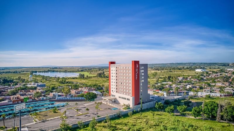 Aerial view of the building of Fiesta Inn Suites Aeropuerto del Bajío