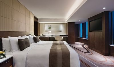 Twin beds in the Deluxe Room at White Swan hotel