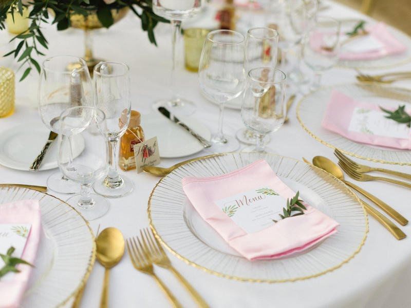 Utensilios de mesa en una boda al aire libre en Grand Fiesta Americana