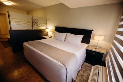 King bed & lamps in Master suite at Araiza Hotel Hermosillo