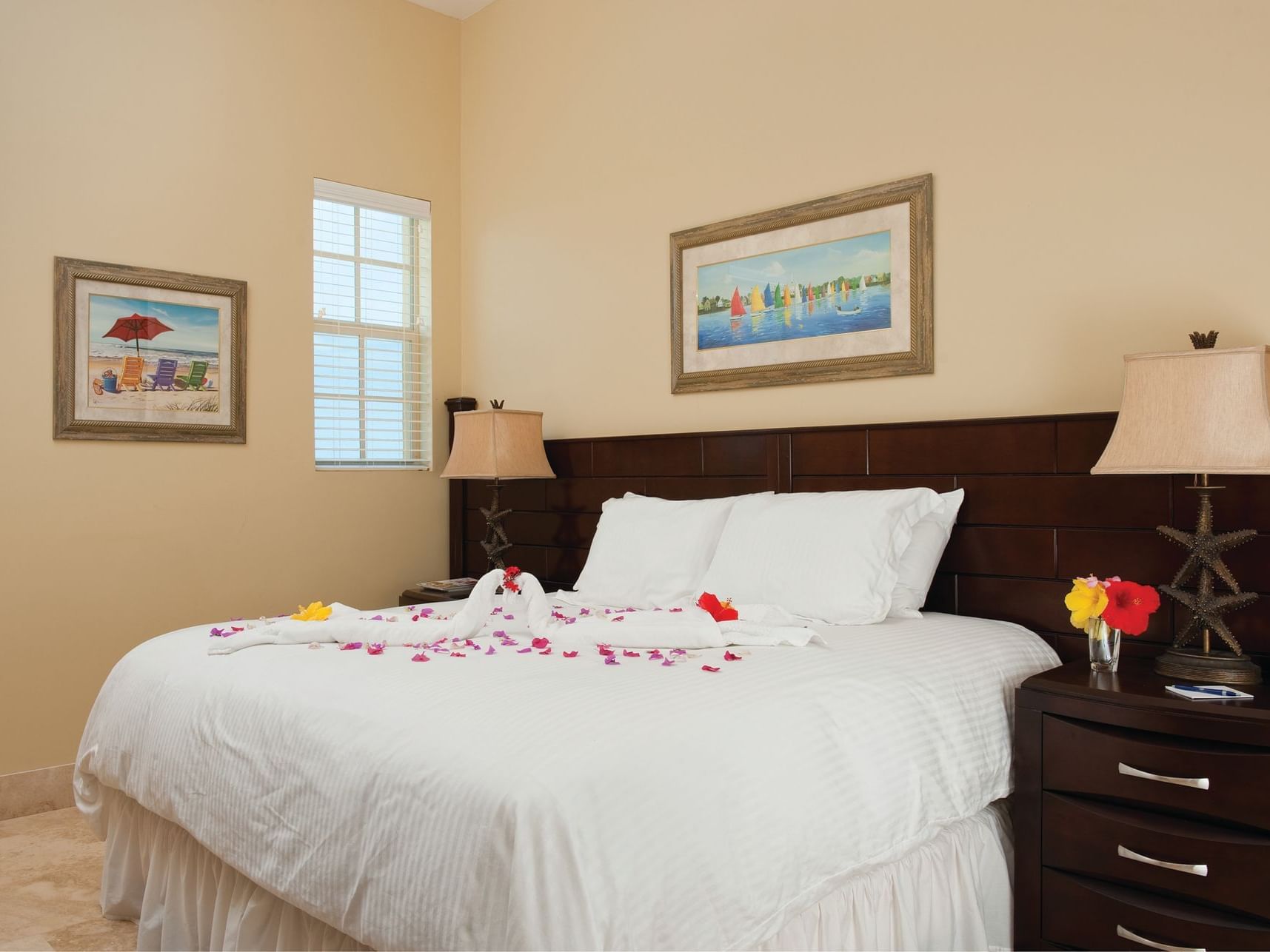 Bedroom of Standard Room at Windsong Resort On The Reef