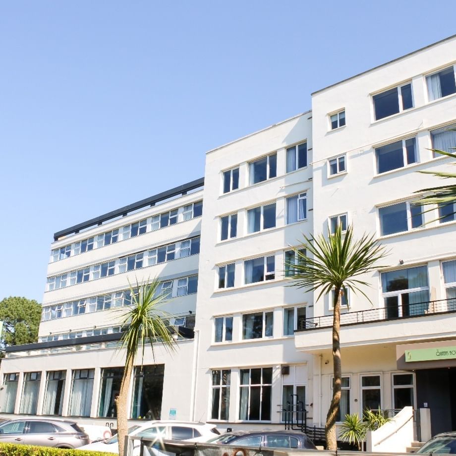 Queens Hotel & spa front 