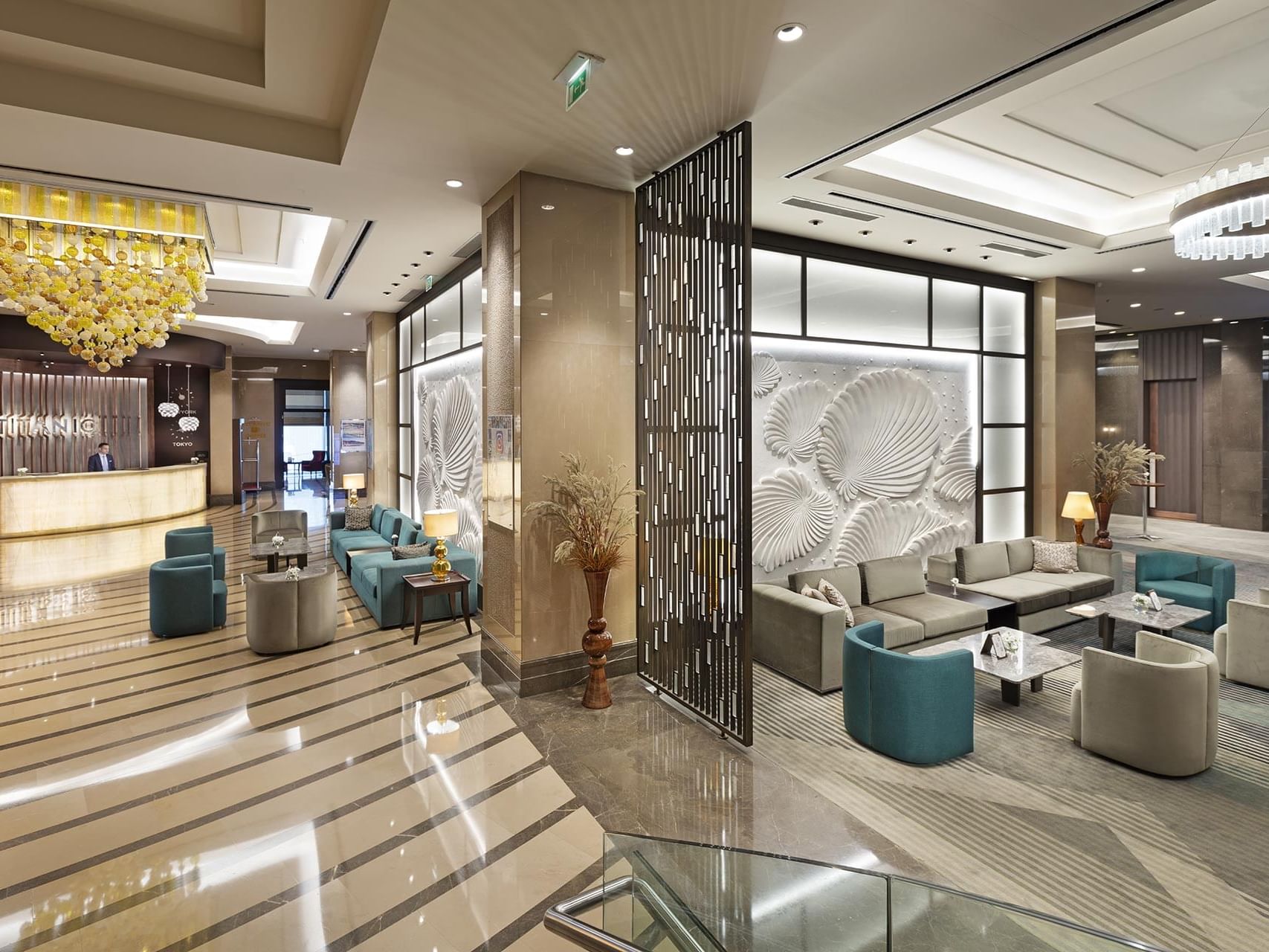 Titanic Business Kartal’ın geniş lobi lounge alanı, modern resepsiyon bölümüyle birleşerek misafirlerine konforlu ve prestijli bir atmosfer sunuyor.
