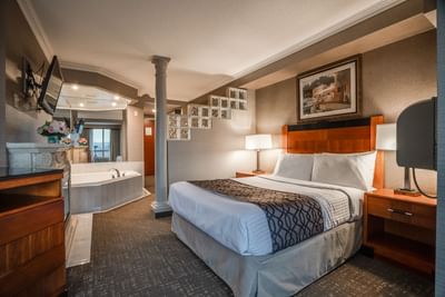 Monte Carlo Inn Barrie Hotel Suite with jacuzzi