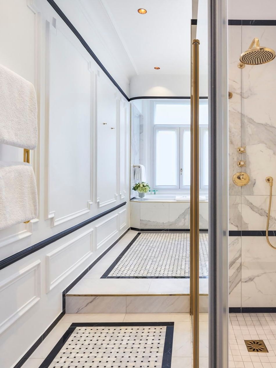 La chambre de la suite « Duke of Westminster », élégamment décorée, à l'Hôtel Westminster Paris.