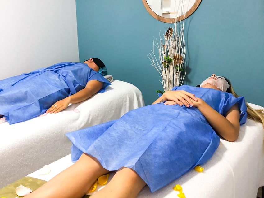Pareja recibiendo tratamientos en el spa del Hotel San Fernando Plaza