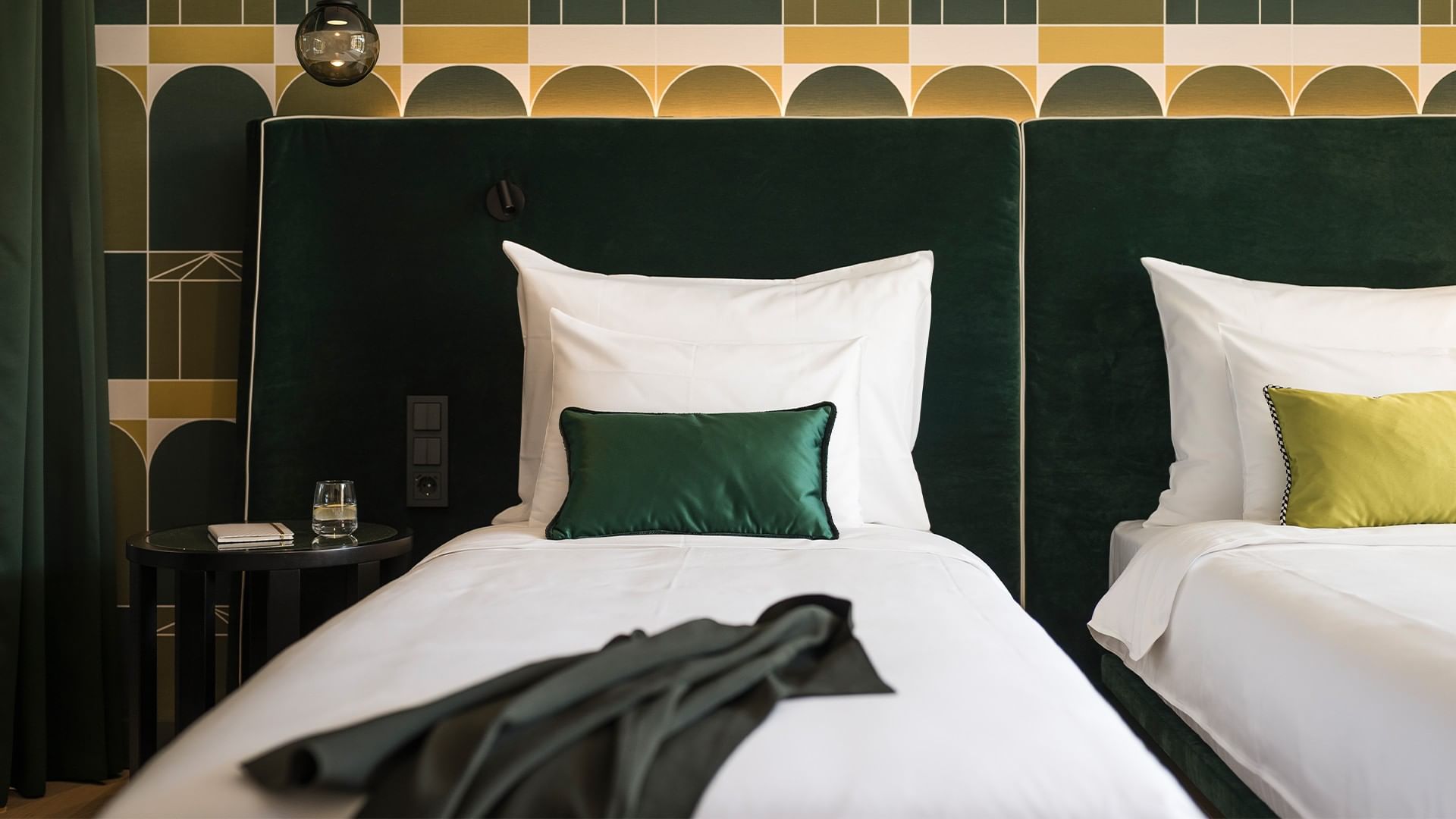 Zwei stilvolle Grand Deluxe Zimmer mit Balkon am Falkensteiner Hotel Bozen WaltherPark in Bolzano.