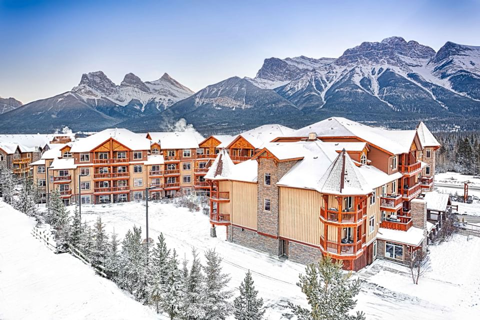 An exterior view of the hotel in winter at Falcon Crest Lodge