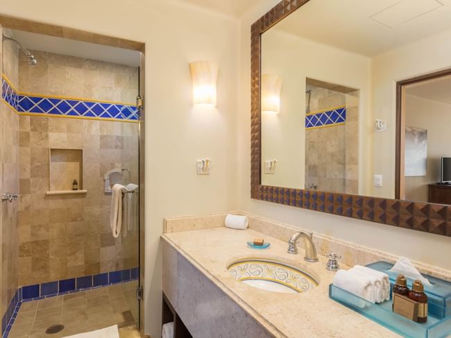 Baño con tocador amplio, espejo grande enmarcado y ducha a ras de suelo en Villa de dos recámaras en Hacienda Del Mar Los Cabos