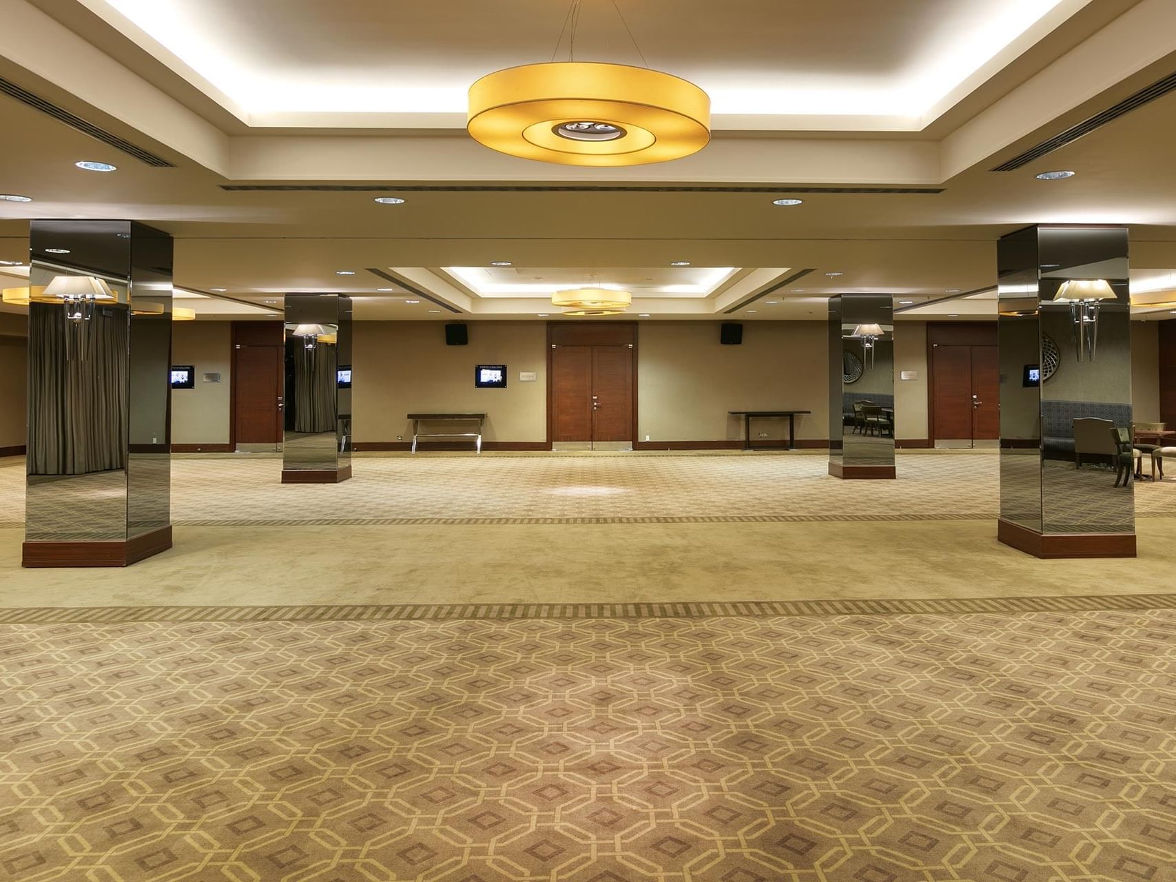  Titanic Business Kartal’daki Savlo salonunun geniş etkinlik alanının iç mekânı.