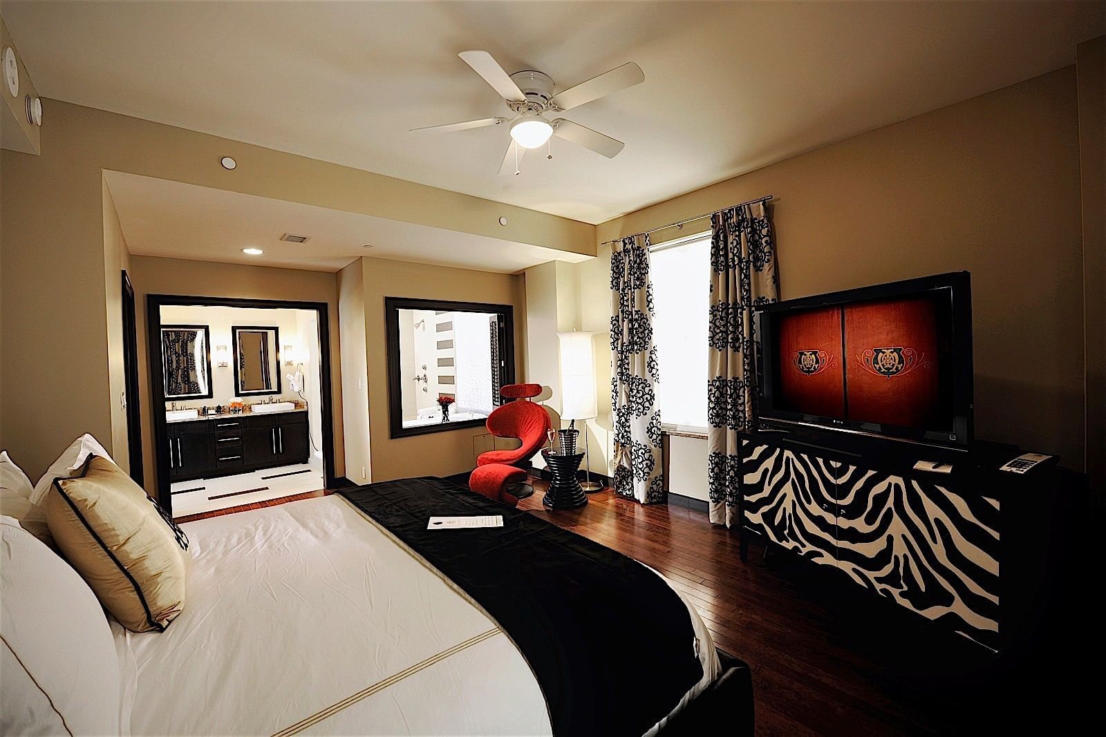 Bed, TV & lounge area in Celebrity Suite at The Mayo Hotel