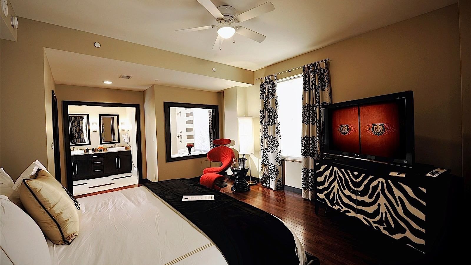 Bed, TV & lounge area in Celebrity Suite at The Mayo Hotel