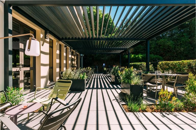 Outdoor dining area at Escale Oceania Aix-en-Provence