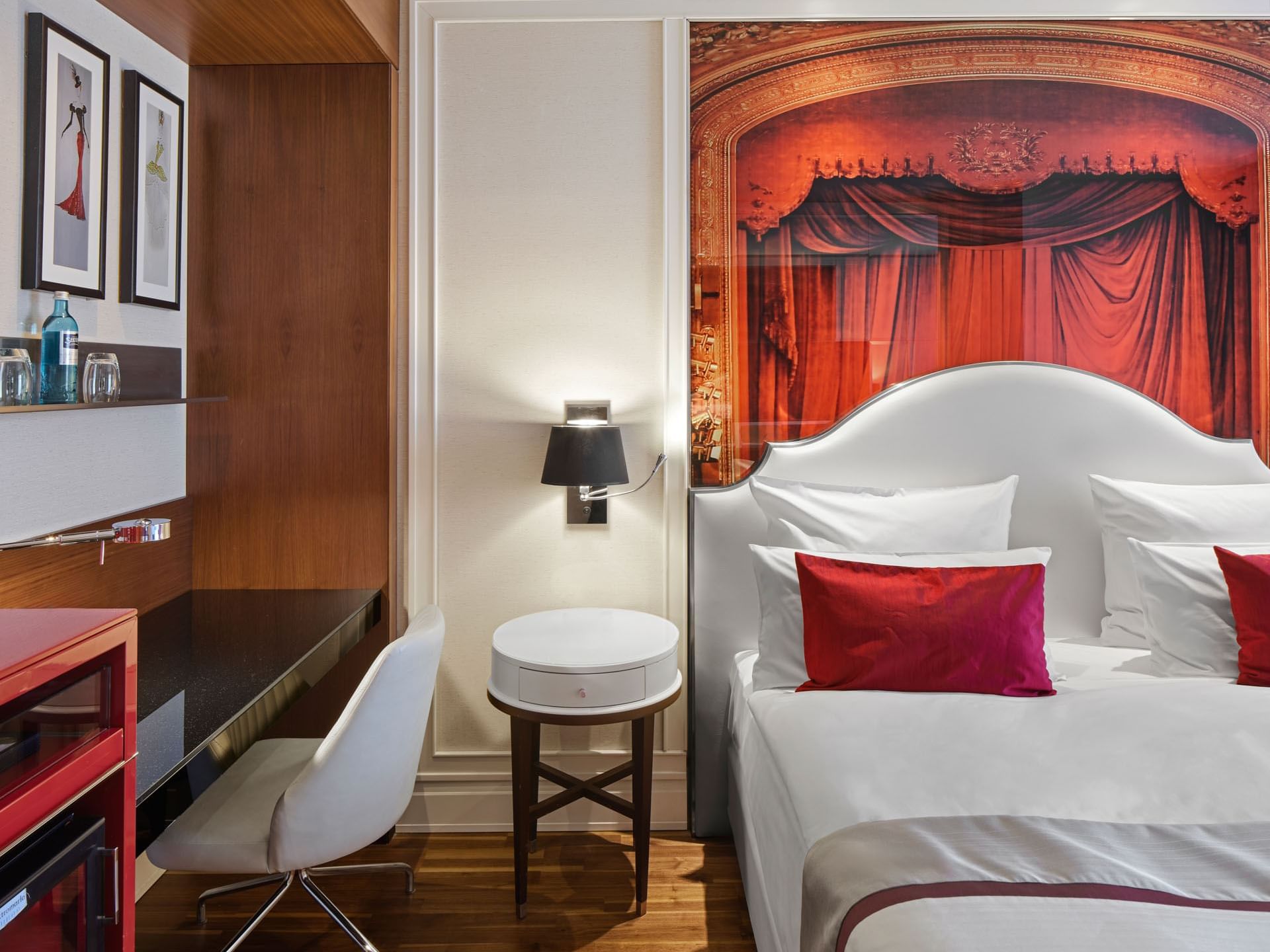 Großes Bett mit Arbeitsbereich im Classic Zimmer des Titanic Gendarmenmarkt Berlin.