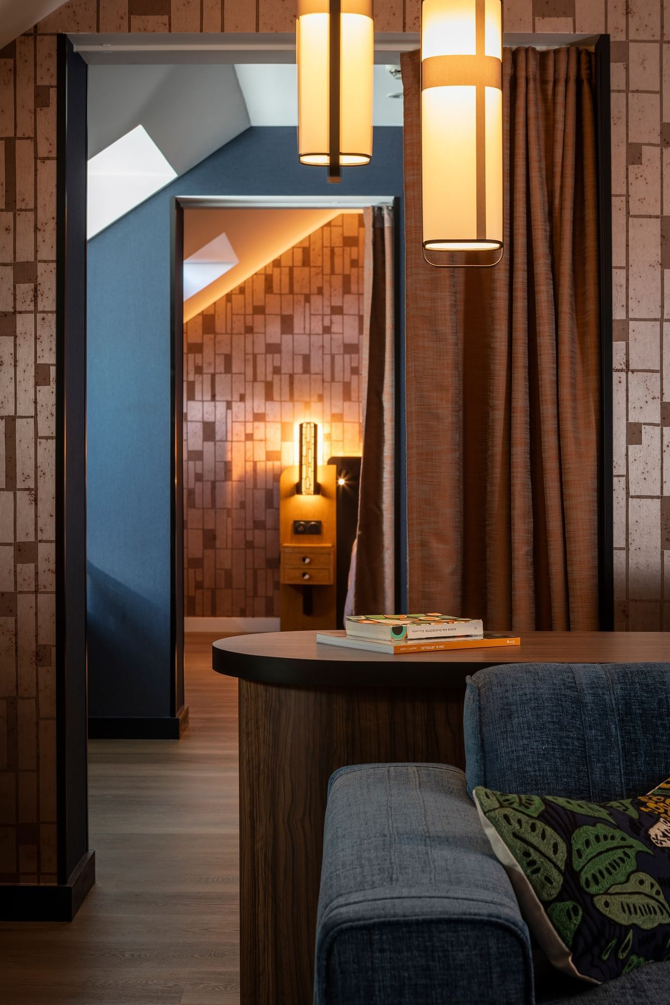 Bureau de travail et intérieur de la chambre à l'Oceania Le Conti Brest