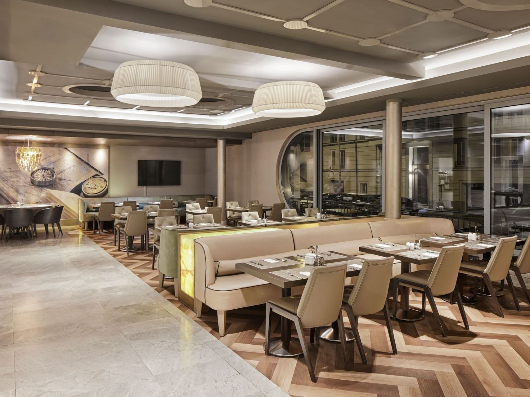 Elegantes Interieur des Frühstücksrestaurants mit Tischen und Stühlen im Titanic Comfort Mitte