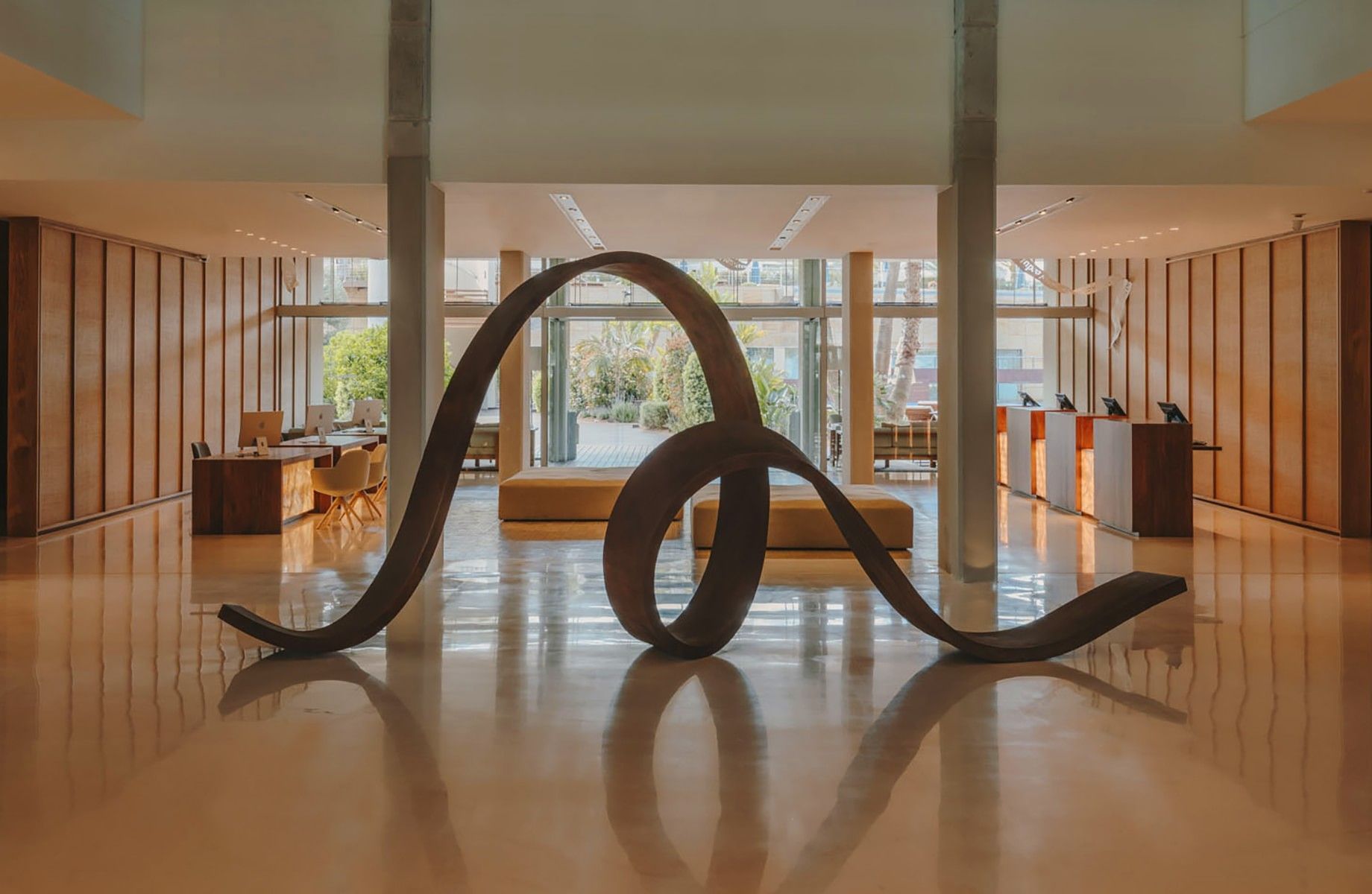 Grande sculpture abstraite dans le hall d'accueil d'Ibiza Gran Hotel