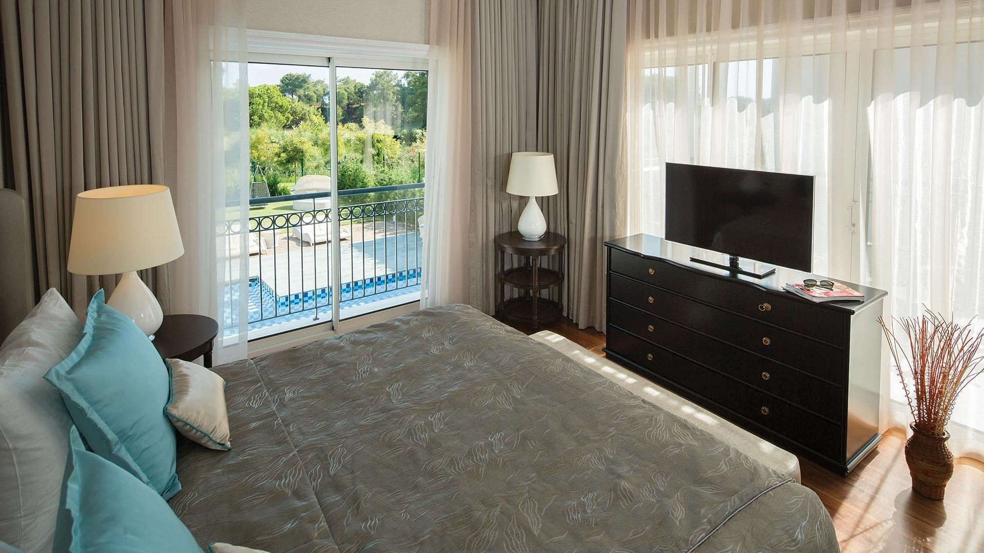 Вилла Superior в Titanic Deluxe Golf Belek — уютный интерьер с деревянным полом и телевизором напротив кровати.