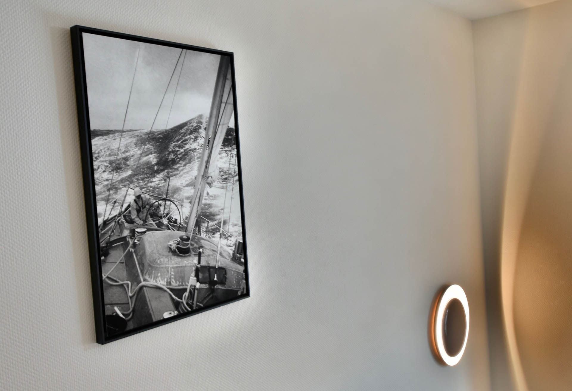 Photo accrochée au mur à Escale Oceania Lorient