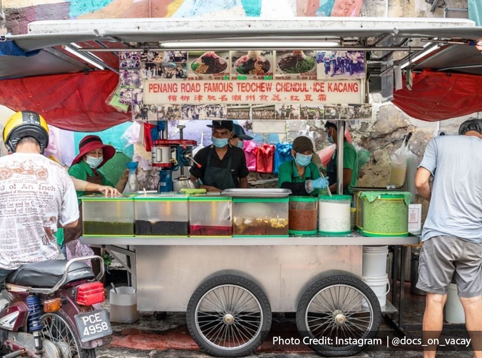 some customers were waiting patiently for their cendol while standing in front of the stall