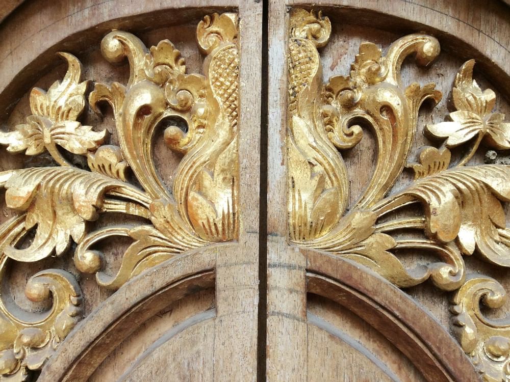 Primer plano de la puerta del Museo Barroco cerca de Grand Fiesta Americana