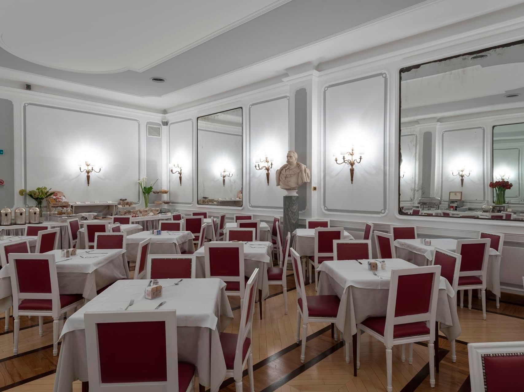 Cozy restaurant with tables and chairs in Sala Umberto at Bettoja Hotel Massimo D´Azeglio