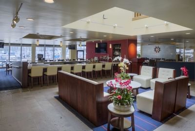 Open bar & lobby at dining onsite restaurant at Bay Club Hotel