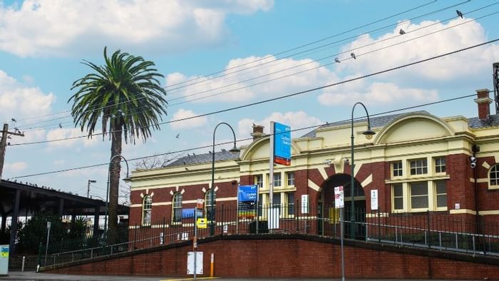 Caulfield station