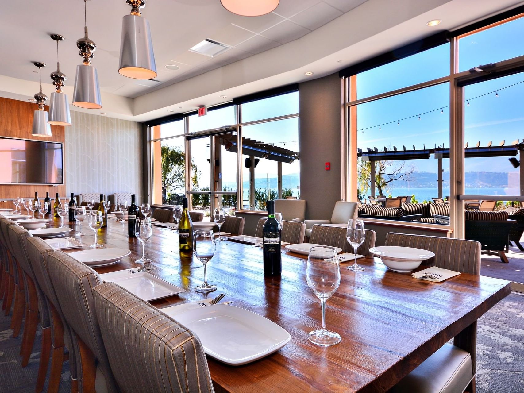 View Room with dining arrangements at Manteo Resort