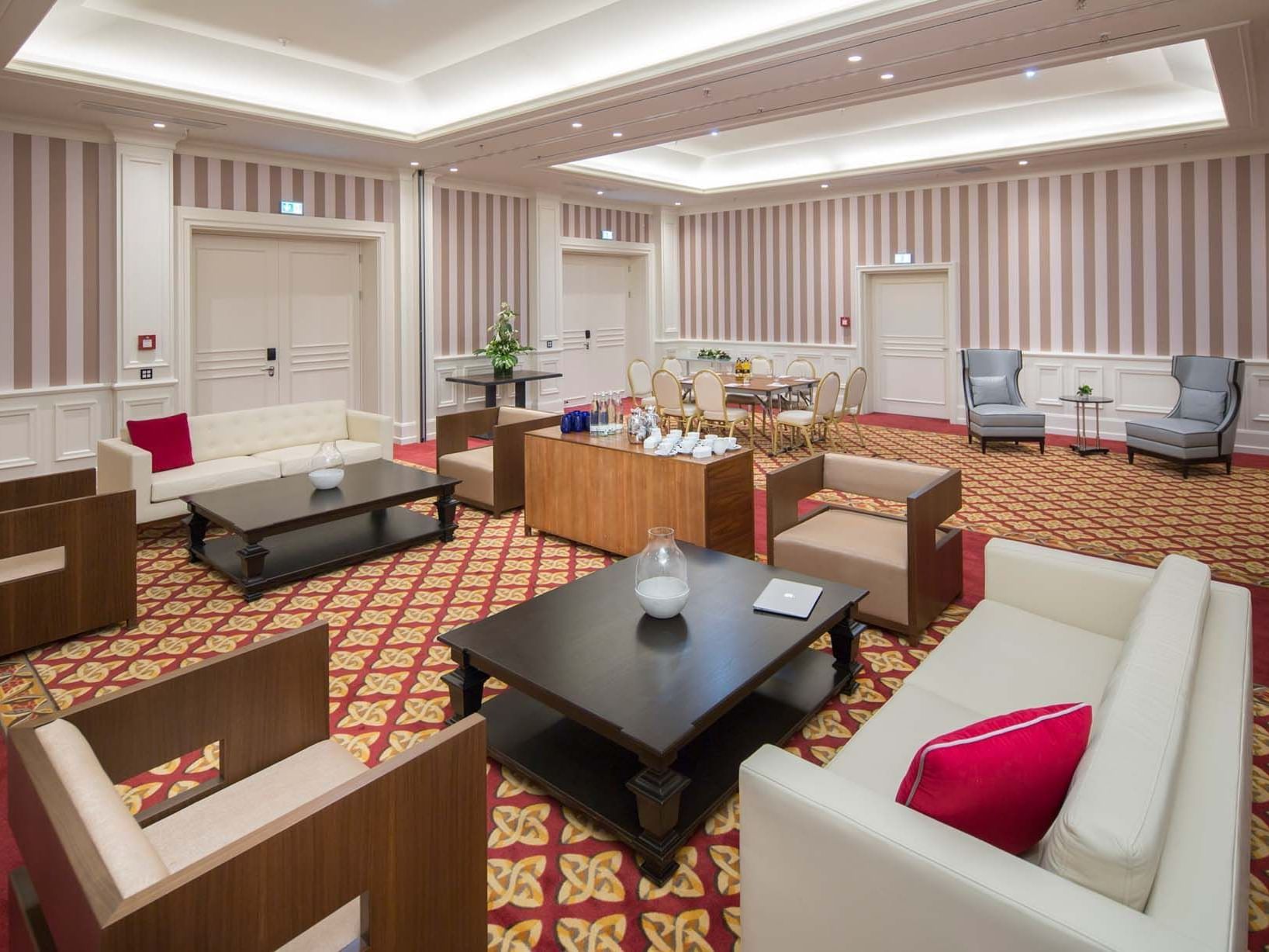 Loungebereich mit komfortabler Sitzgelegenheit in einem privaten Besprechungsraum im Titanic Gendarmenmarkt Berlin.