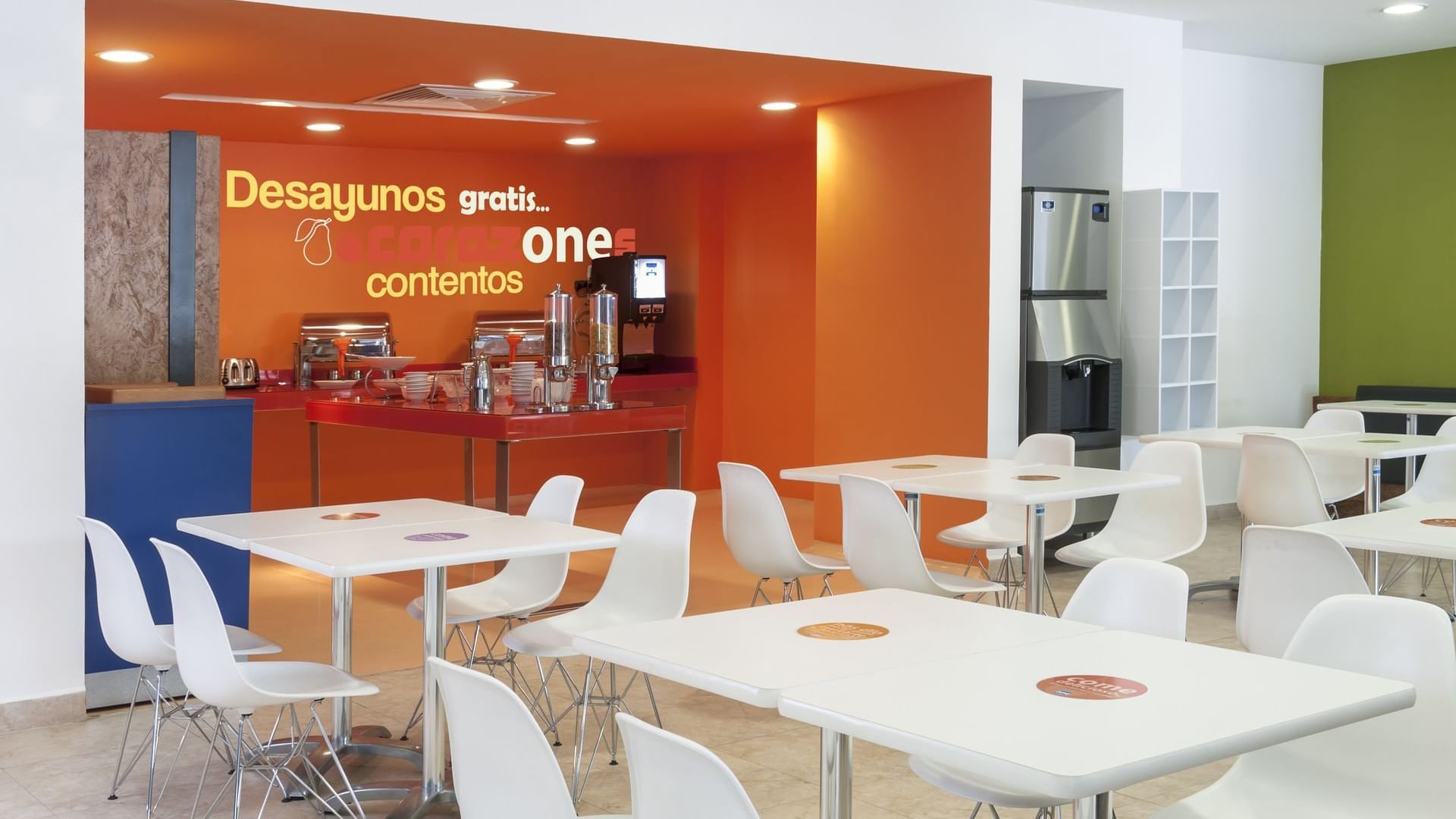 Dining tables set up in Breakfast Bar at One Xalapa Las Ánimas