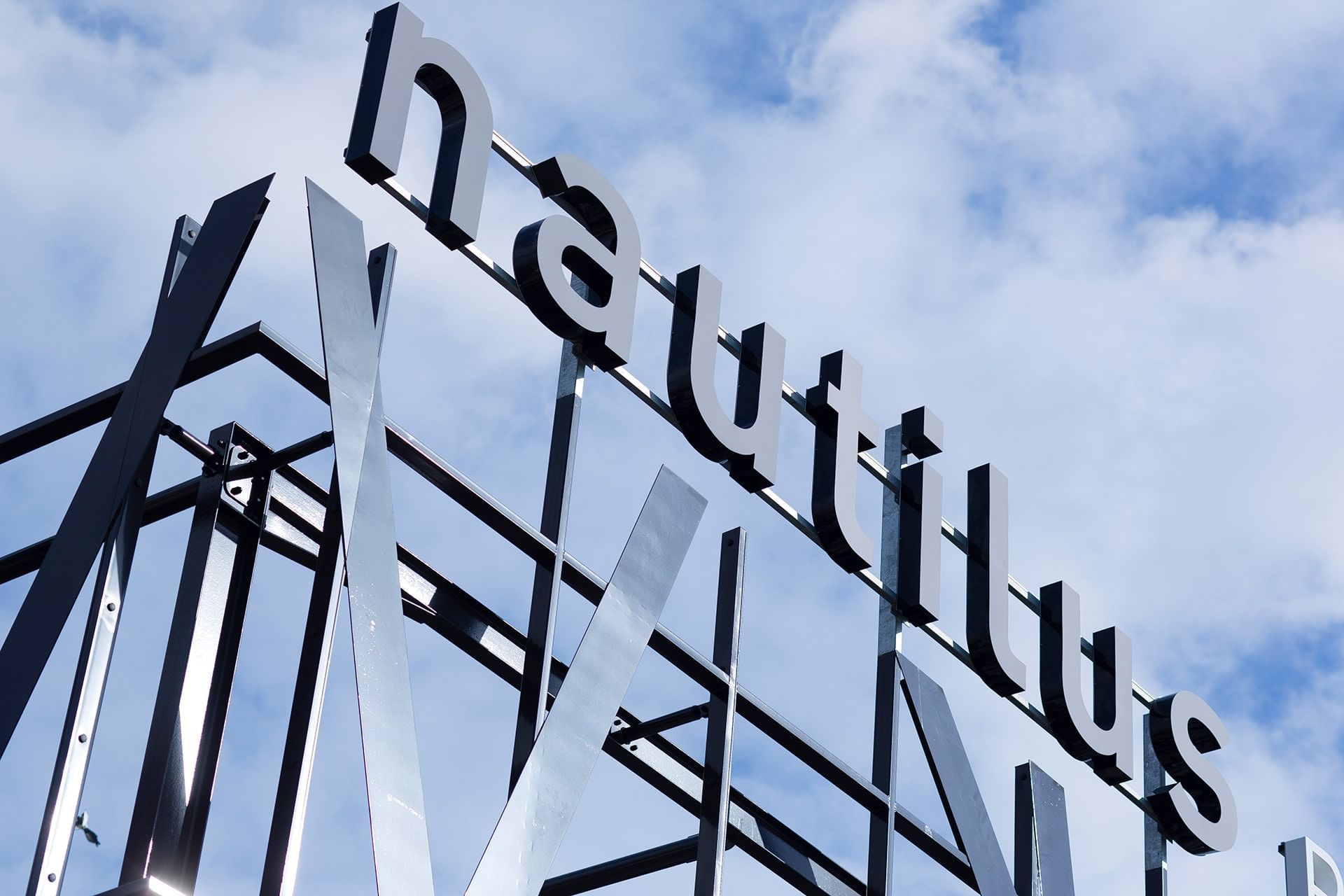 Vue en contre-plongée du panneau de nom de l'hôtel à l'Oceania Paris Roissy CDG