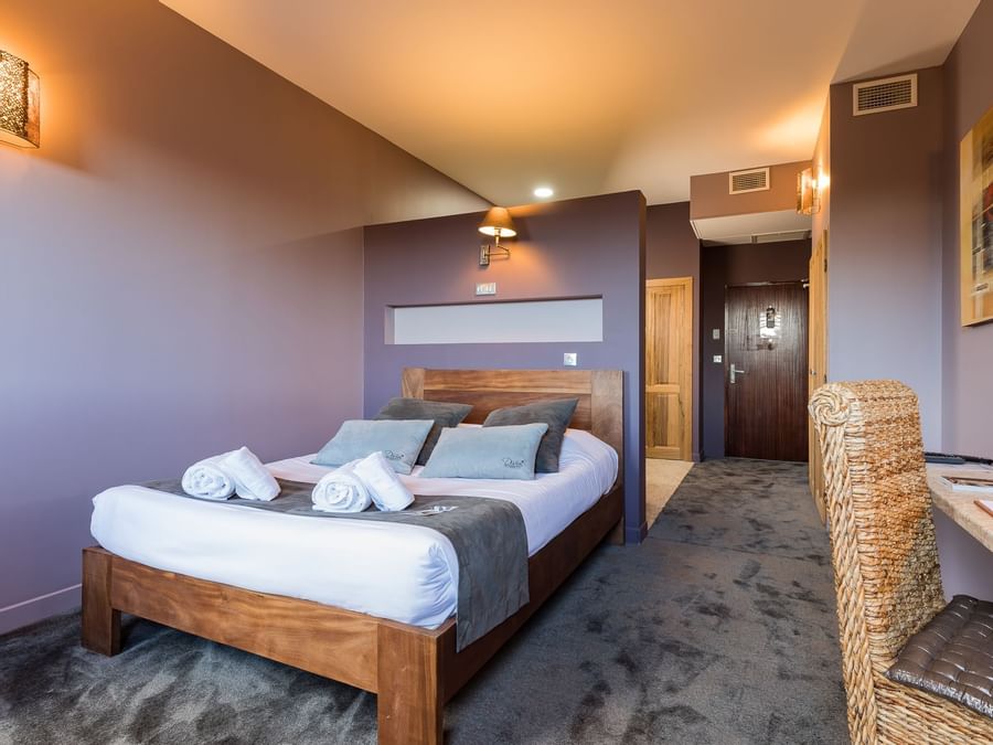 A bedroom with a single bed at Hotel Disini Montpellier Est
