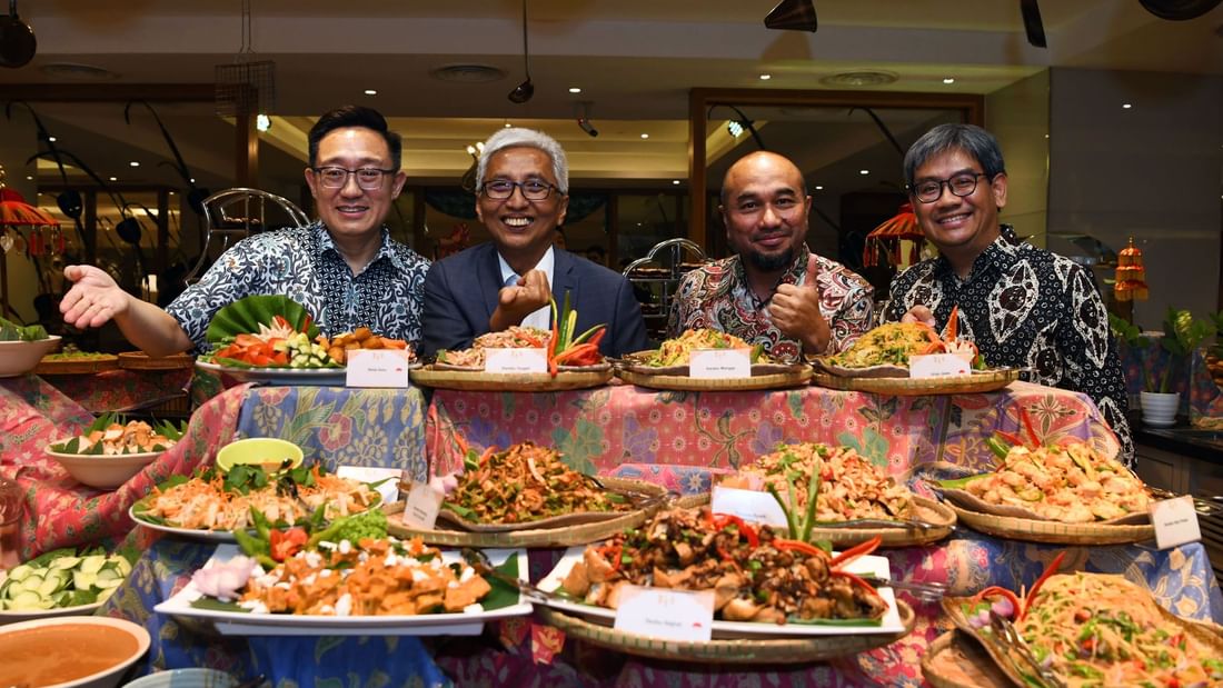 People posing with food in Iftar Kuliner Nusantara buffet at Sunway Putra Hotel